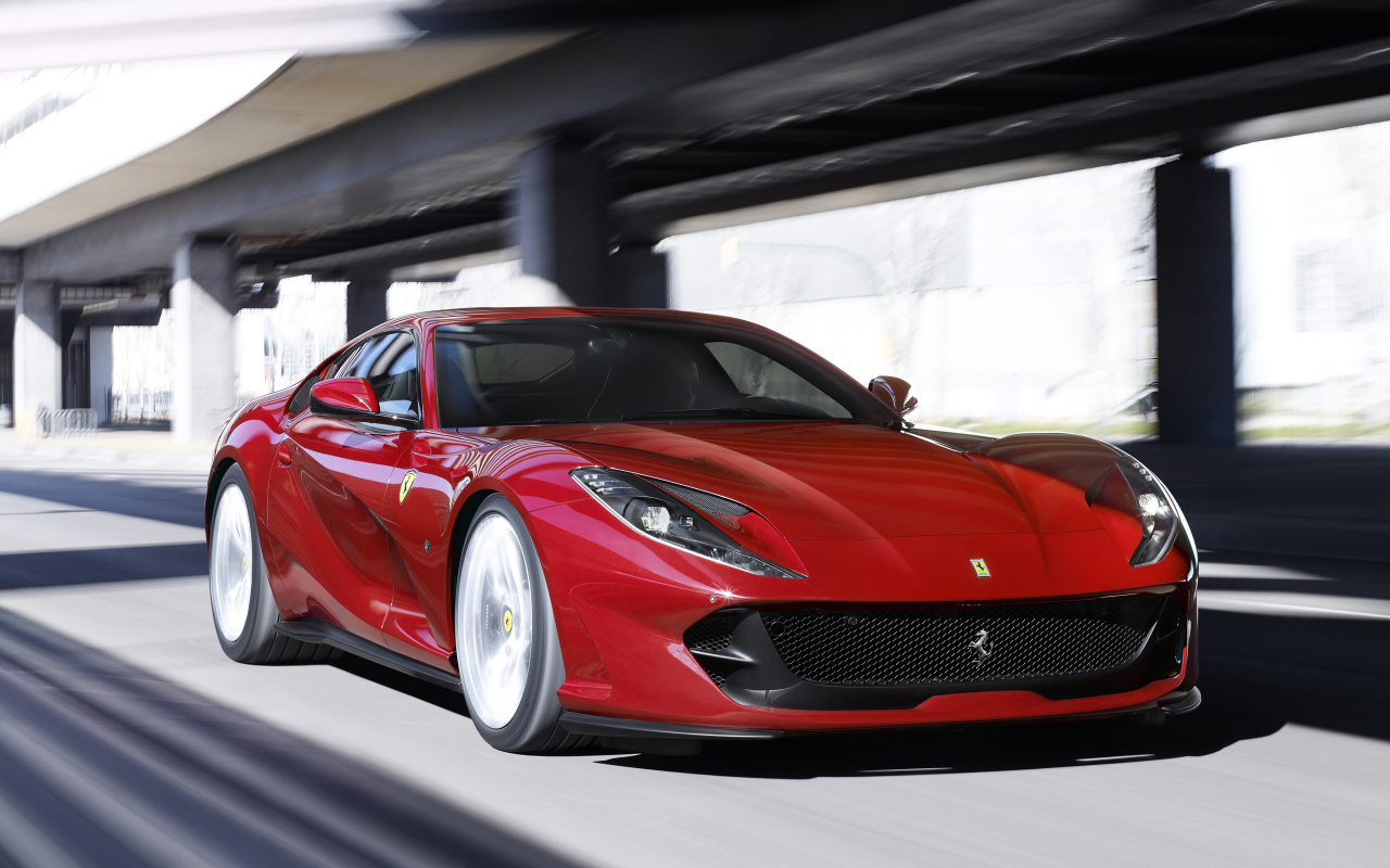 Красный быстрый автомобиль Ferrari 812 Superfast 2018 