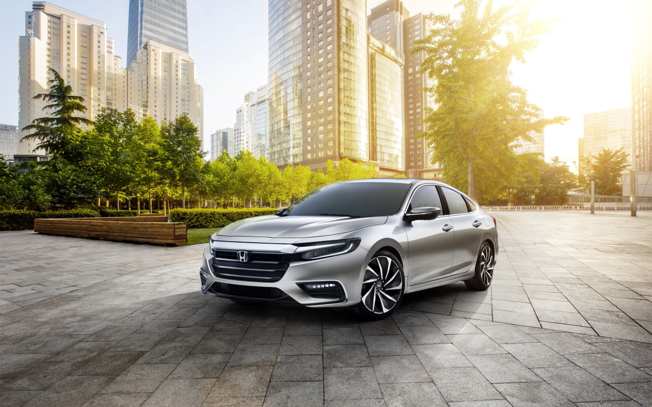 Серебристый автомобиль Honda Insight Prototype, 2019 на фоне небоскребов