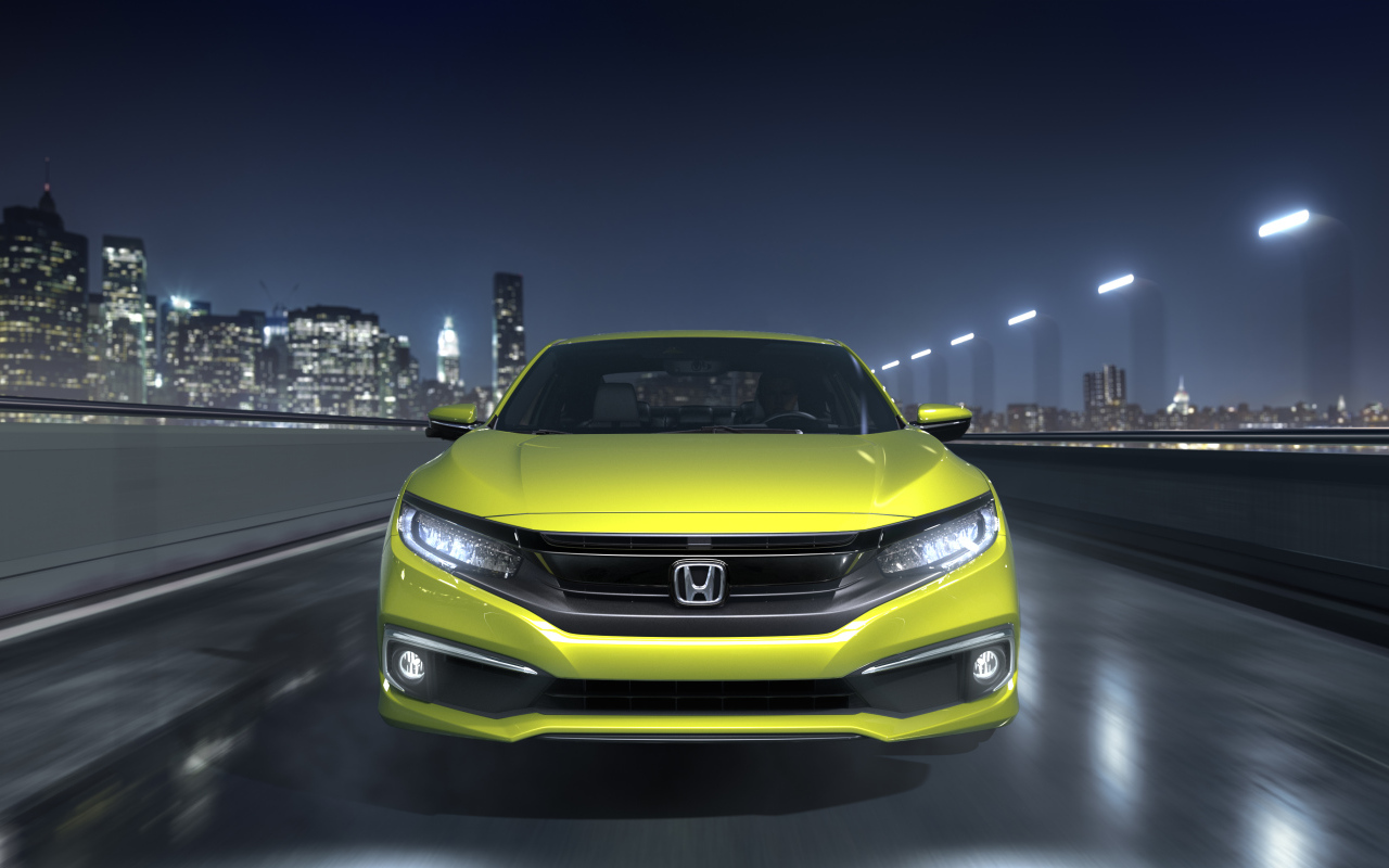 Желтый автомобиль  Honda Civic, 2019 на фоне города