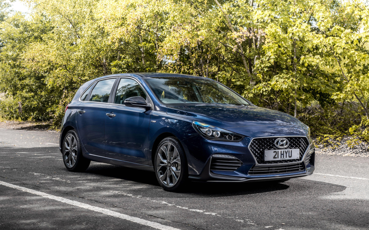 Синий автомобиль Hyundai i30 N Line 2018 года