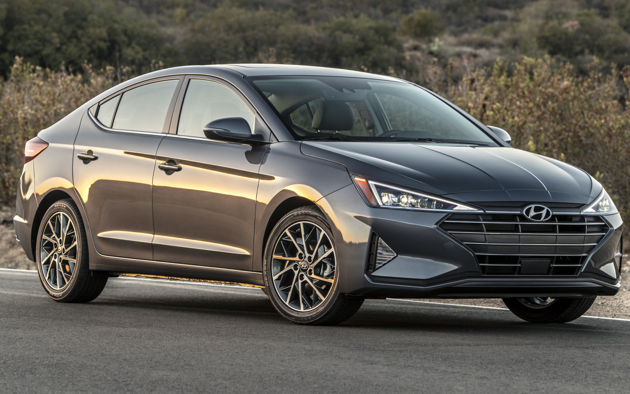 Серебристый автомобиль Hyundai Elantra, 2019