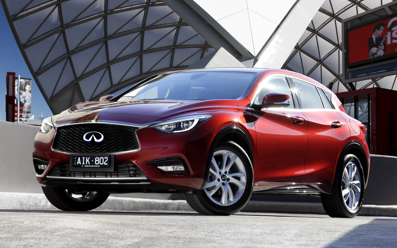 Красный блестящий автомобиль Infiniti Q30
