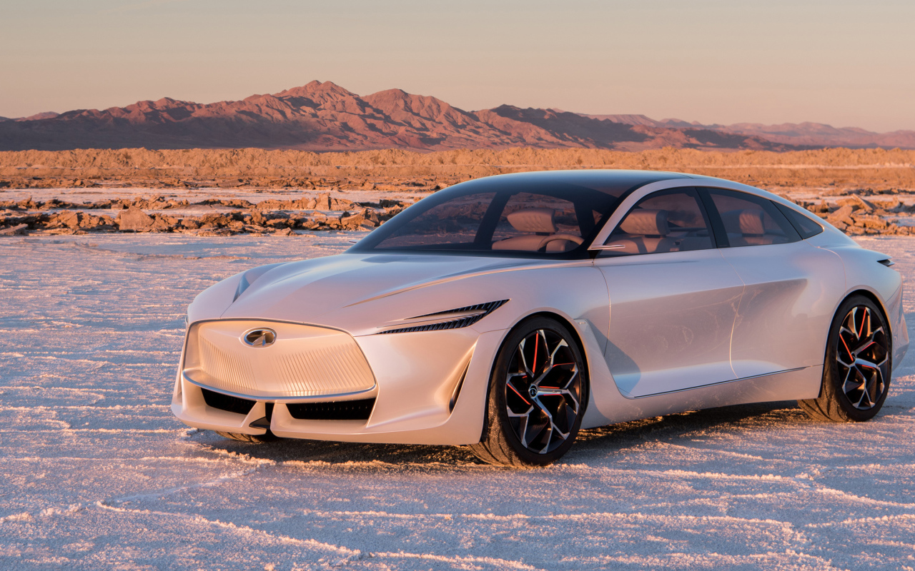 Серебристый автомобиль Infiniti Q Inspiration Concept, 2018 стоит на снегу на фоне гор