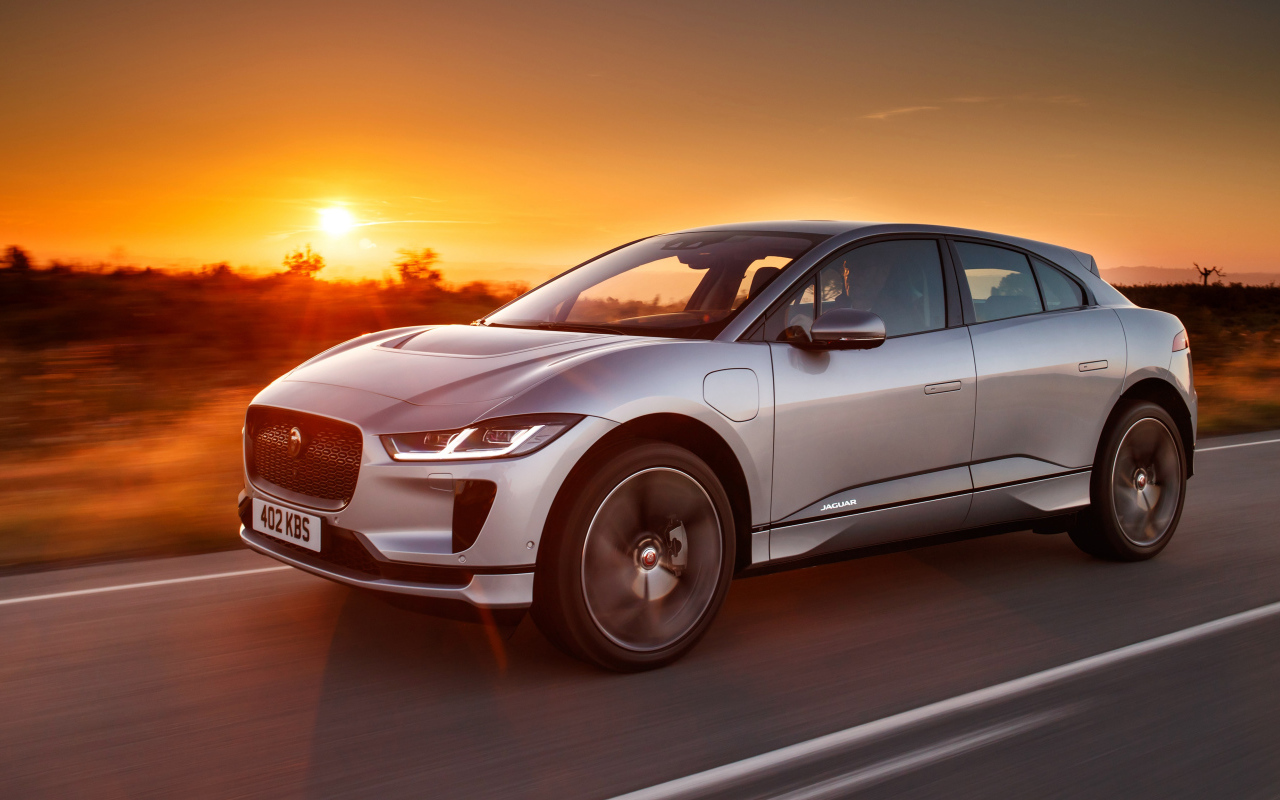 Автомобиль Jaguar I-Pace EV400 AWD S, 2018 на фоне заката
