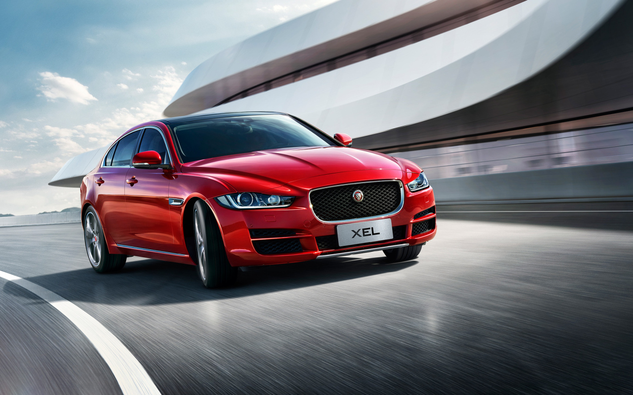 Красный автомобиль Jaguar XEL, 2018 на трассе