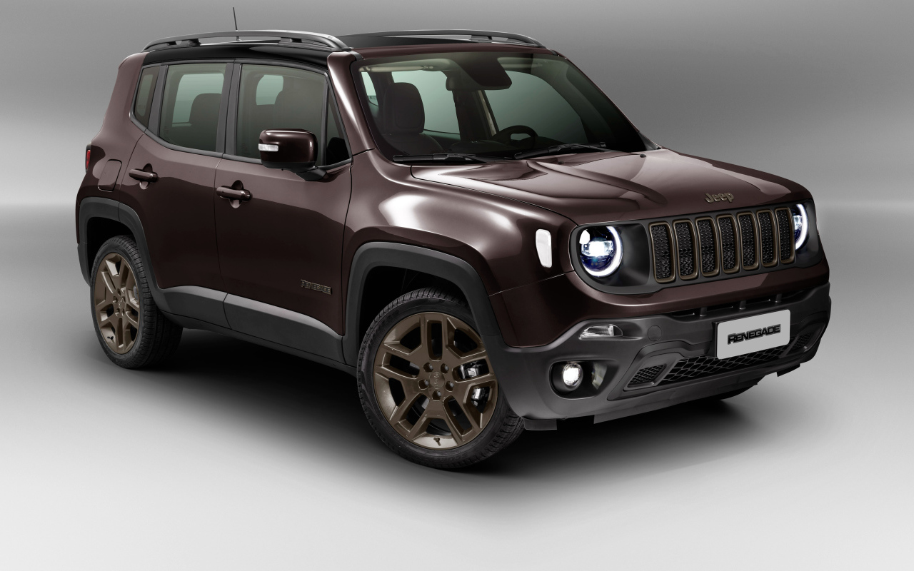 Коричневый Jeep Renegade  2018 года на сером фоне