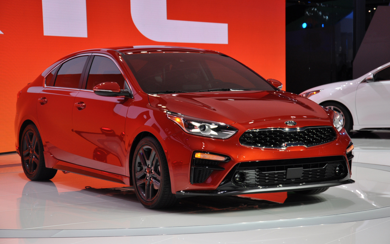 Красный новый автомобиль Kia Forte 2019 года в магазине