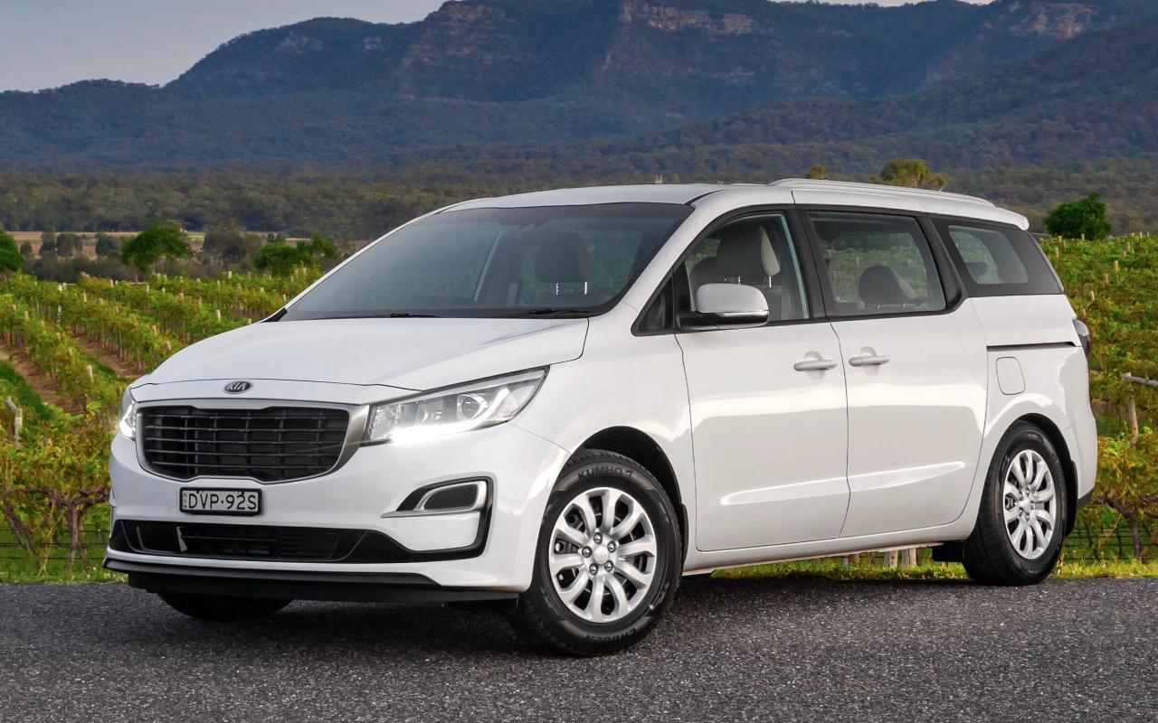 Белый внедорожник Kia Carnival 2019 года