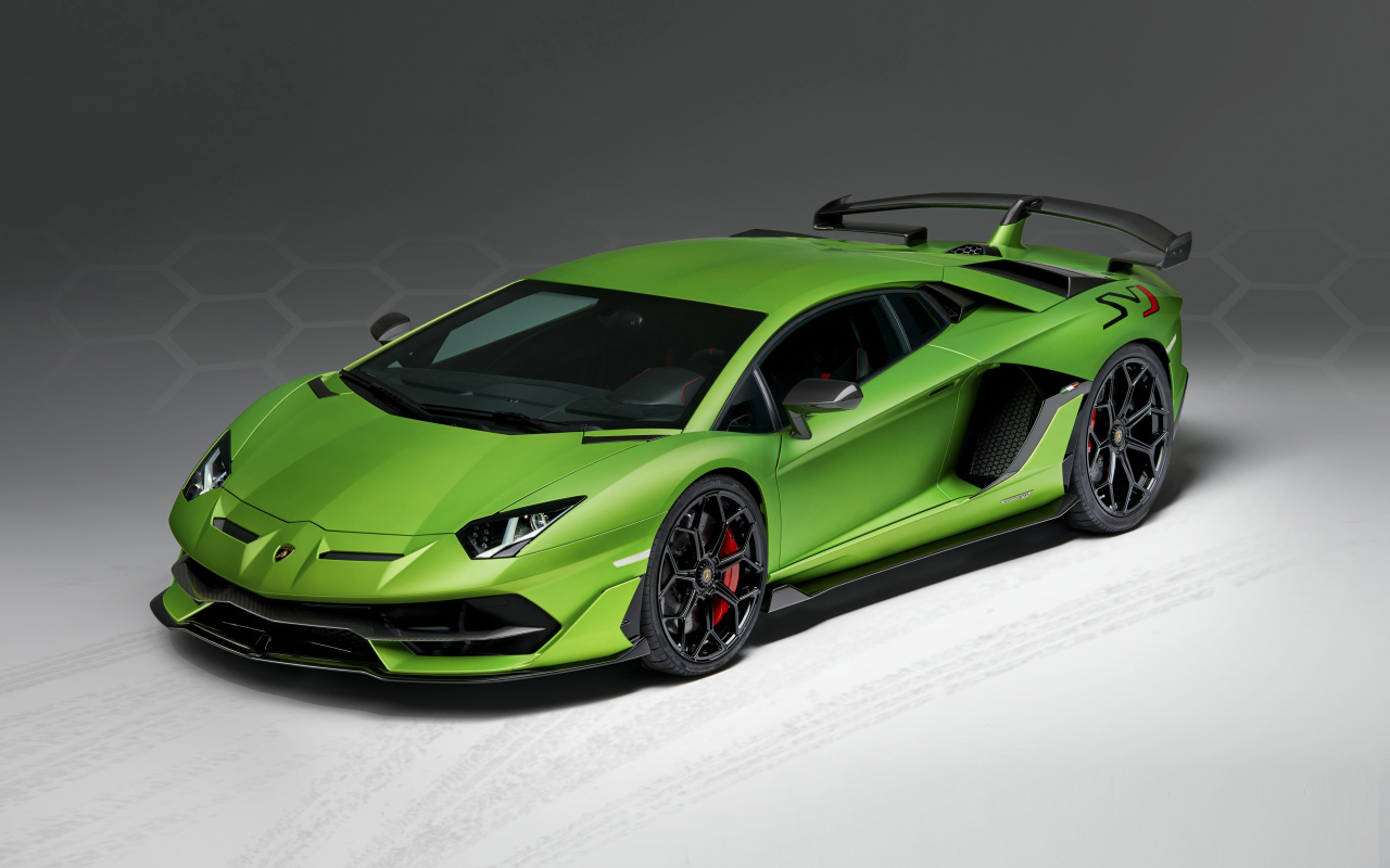Зеленый автомобиль Lamborghini Aventador SVJ, 2019 года на сером фоне