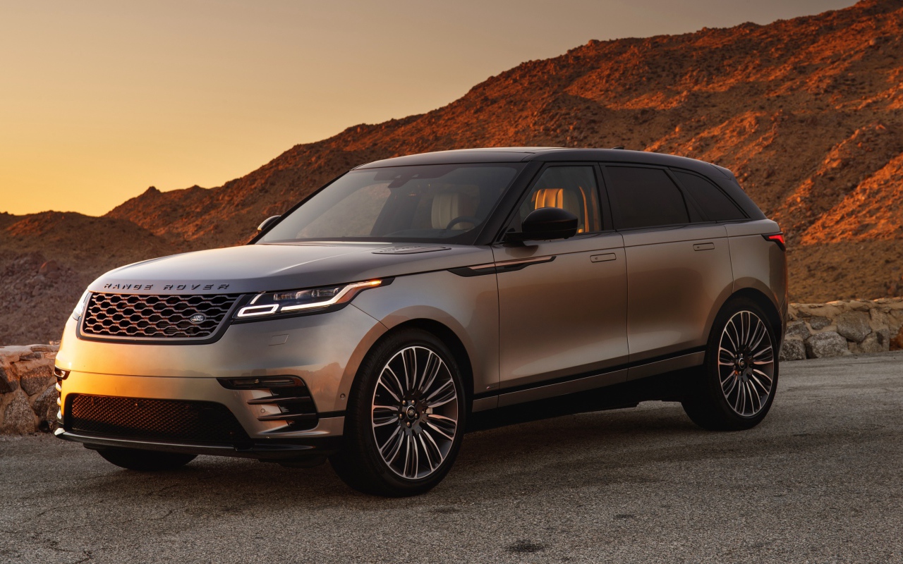 Серебристый внедорожник Land Rover 2018 года на фоне скалы 