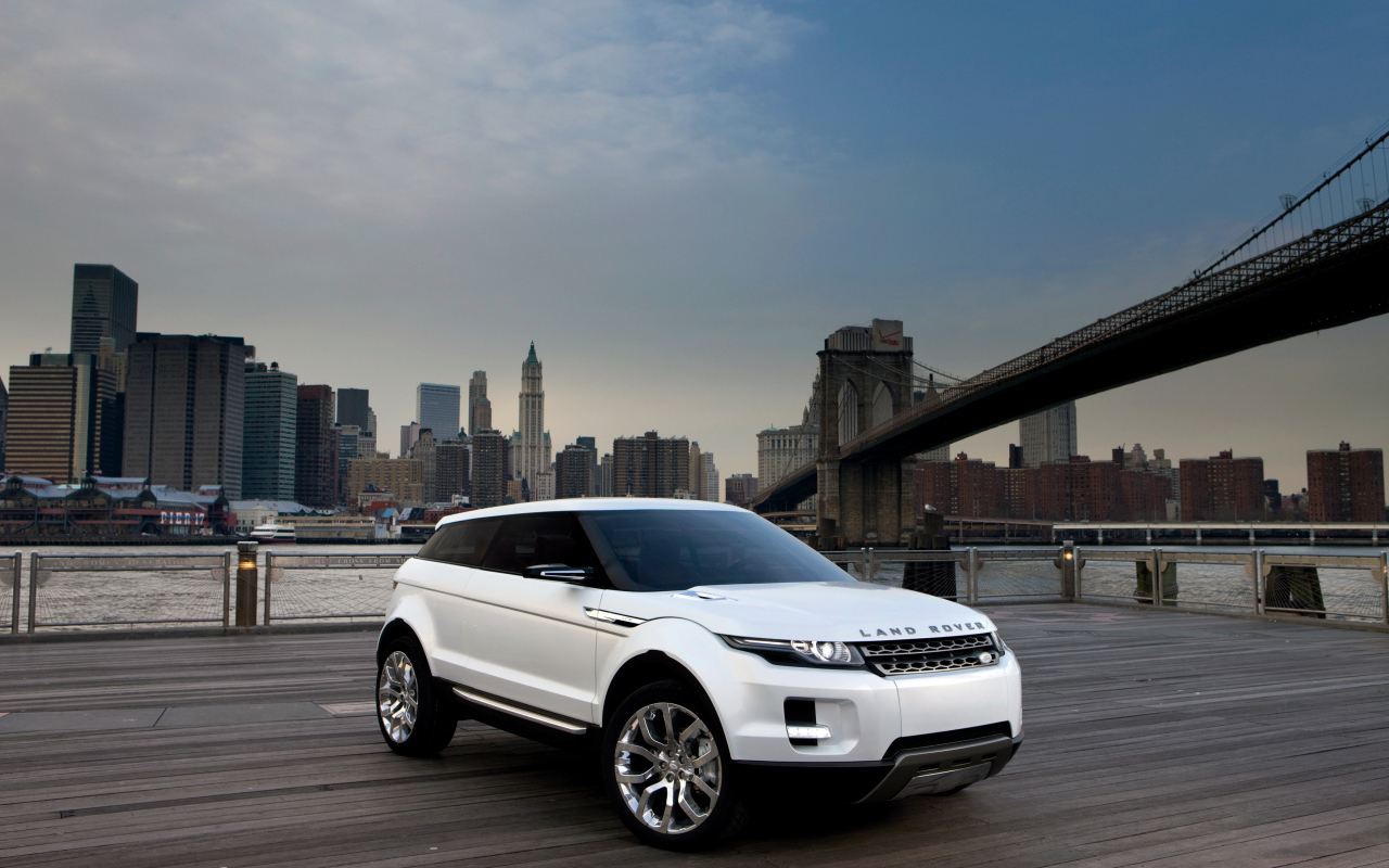 Белый внедорожник Range Rover LRX, 2019