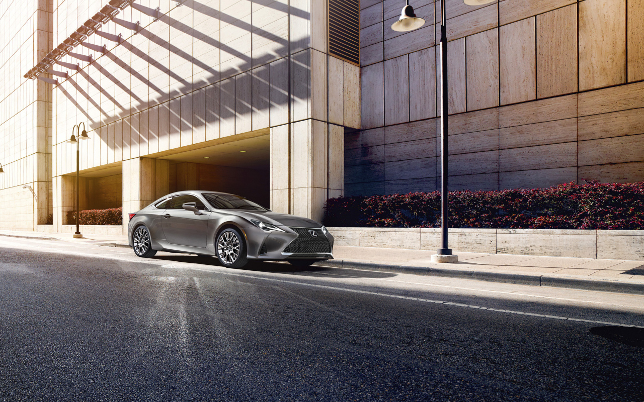 Серебристый автомобиль Lexus RC 300, 2019 года у здания