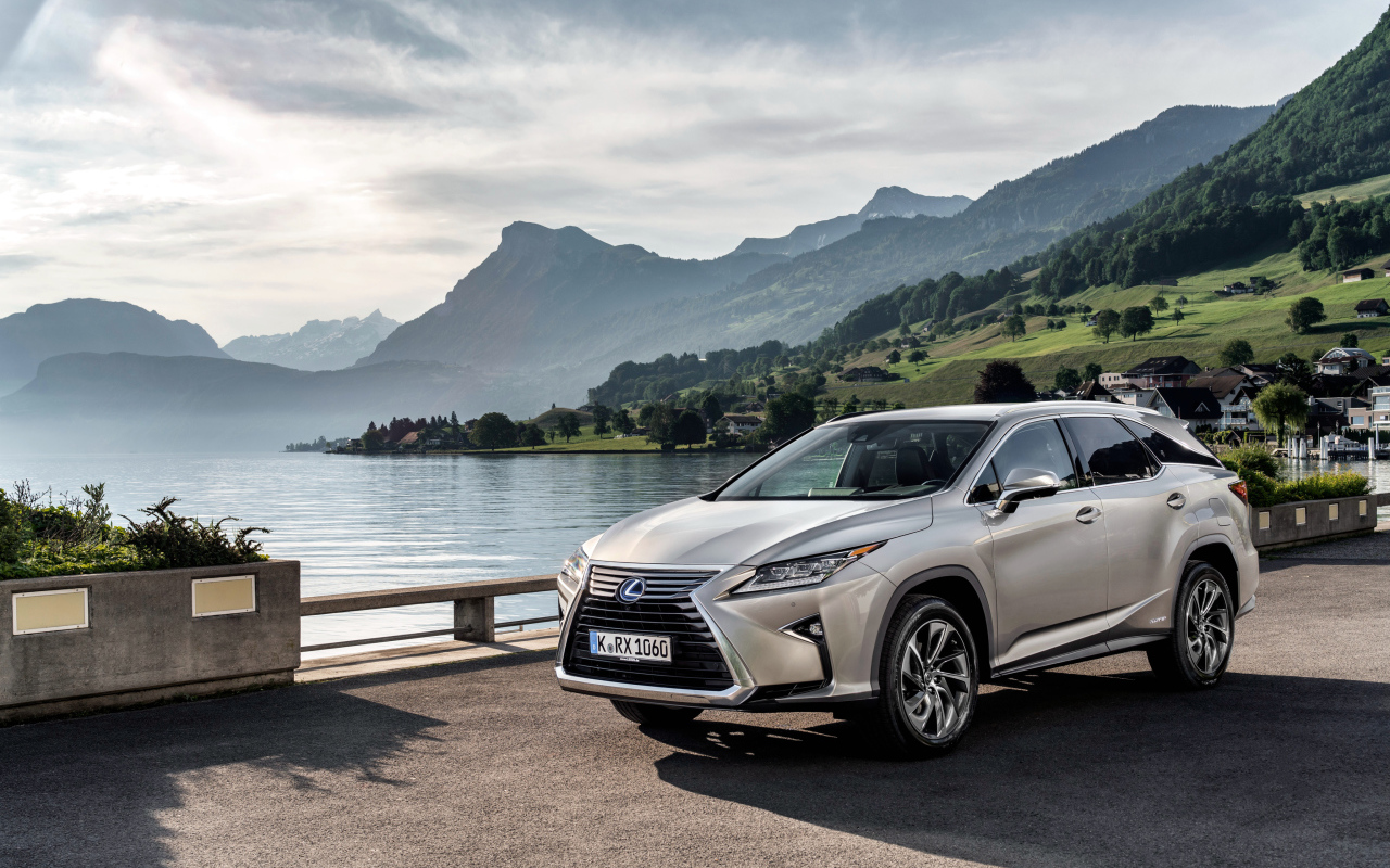 Серебристый автомобиль  Lexus RX на фоне воды