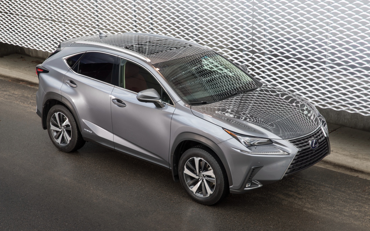 Серебристый автомобиль внедорожник  Lexus NX