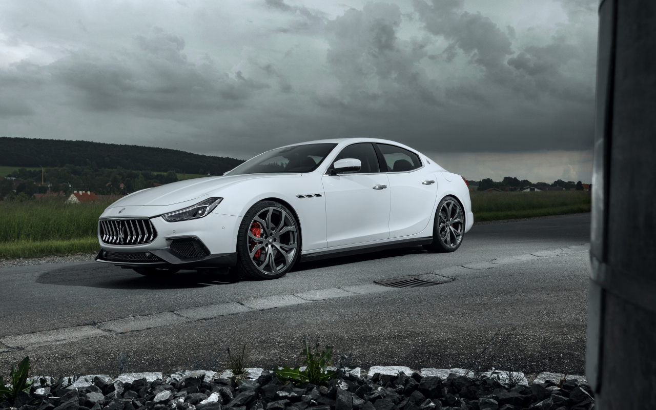 Белый автомобиль Maserati Ghibli GranSport 2018 года 