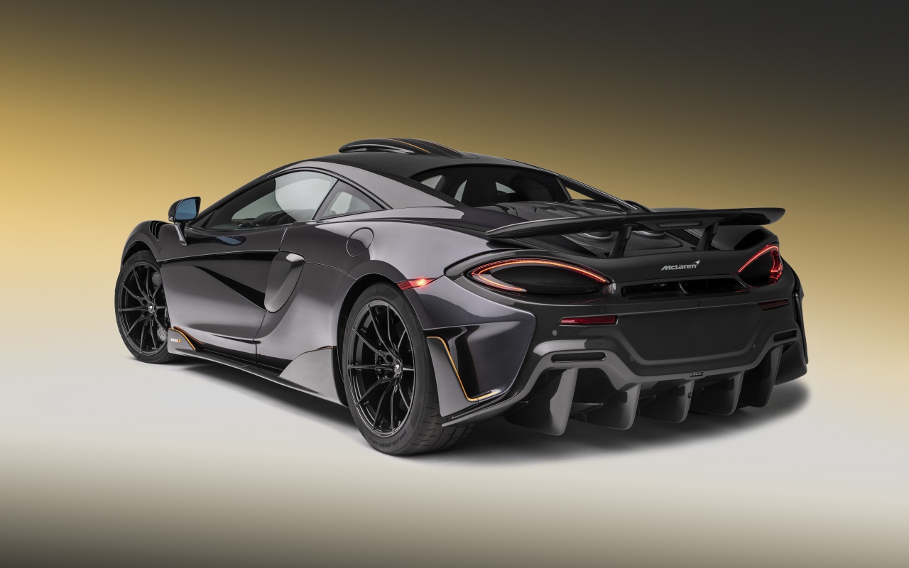 Черный спортивный автомобиль  McLaren 600LT, 2019 года вид сзади