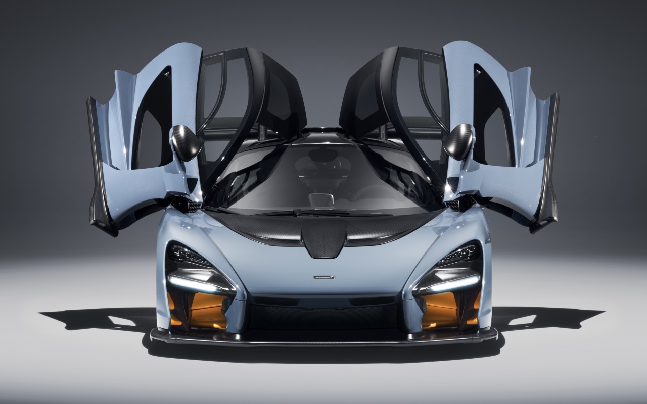 Автомобиль McLaren Senna, 2018 с открытыми дверями