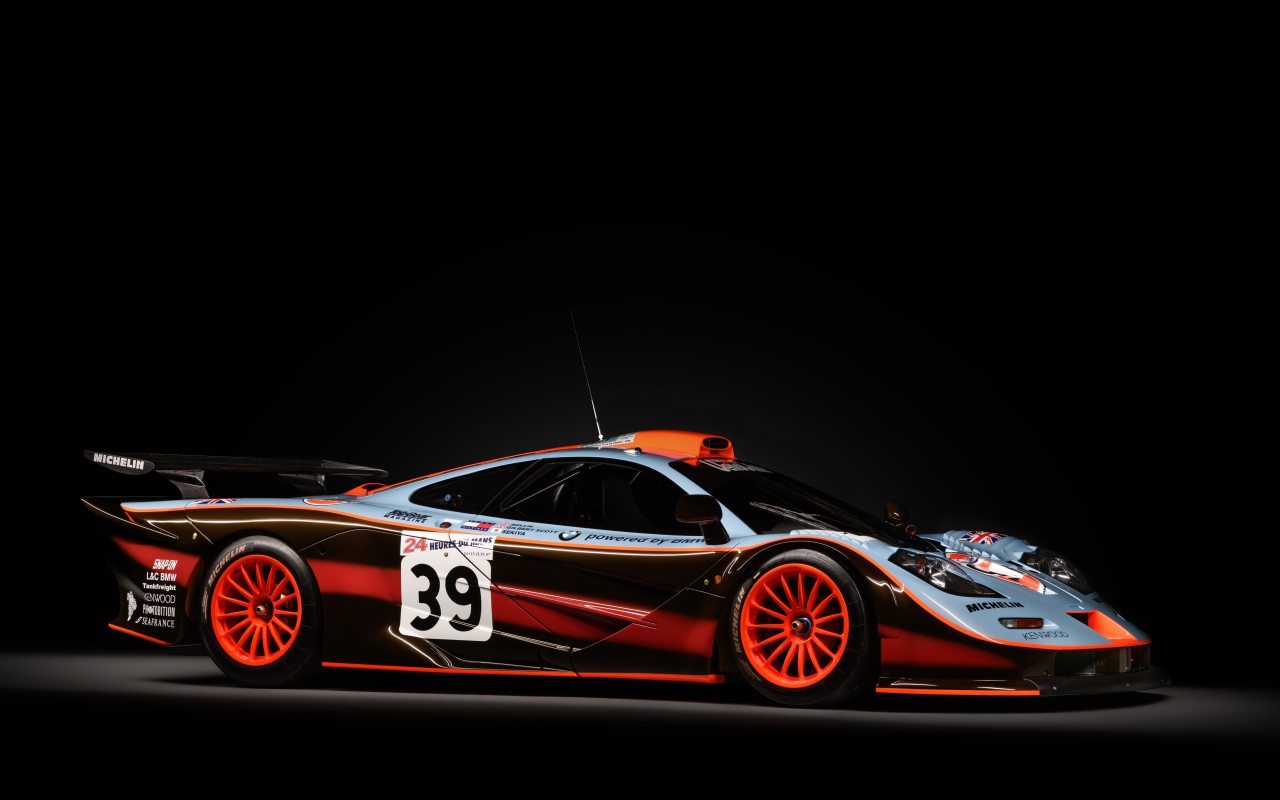 Гоночный автомобиль McLaren F1 GTR 25 на черном фоне