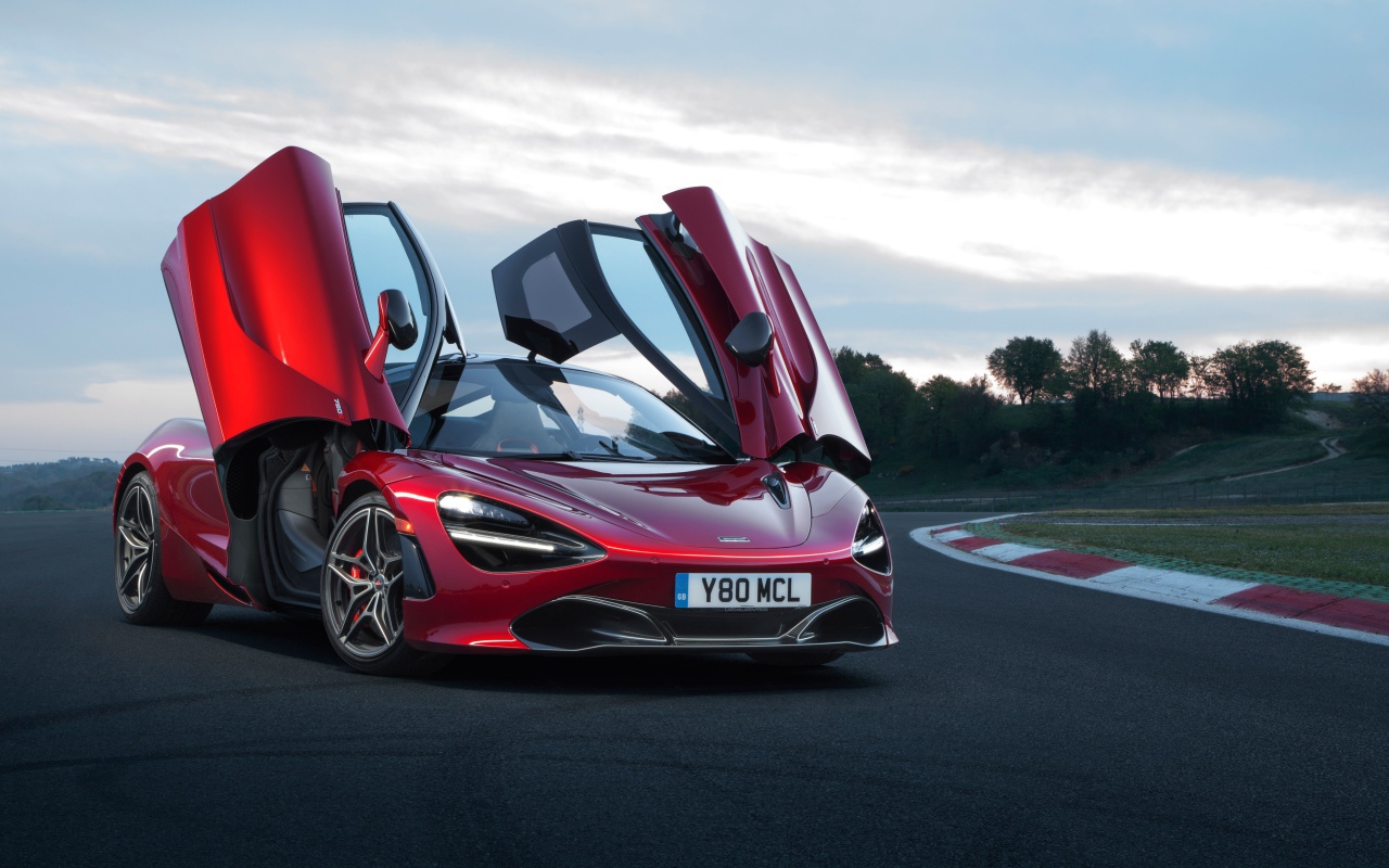Красный спортивный автомобиль McLaren 720s, 2018 с открытыми дверями