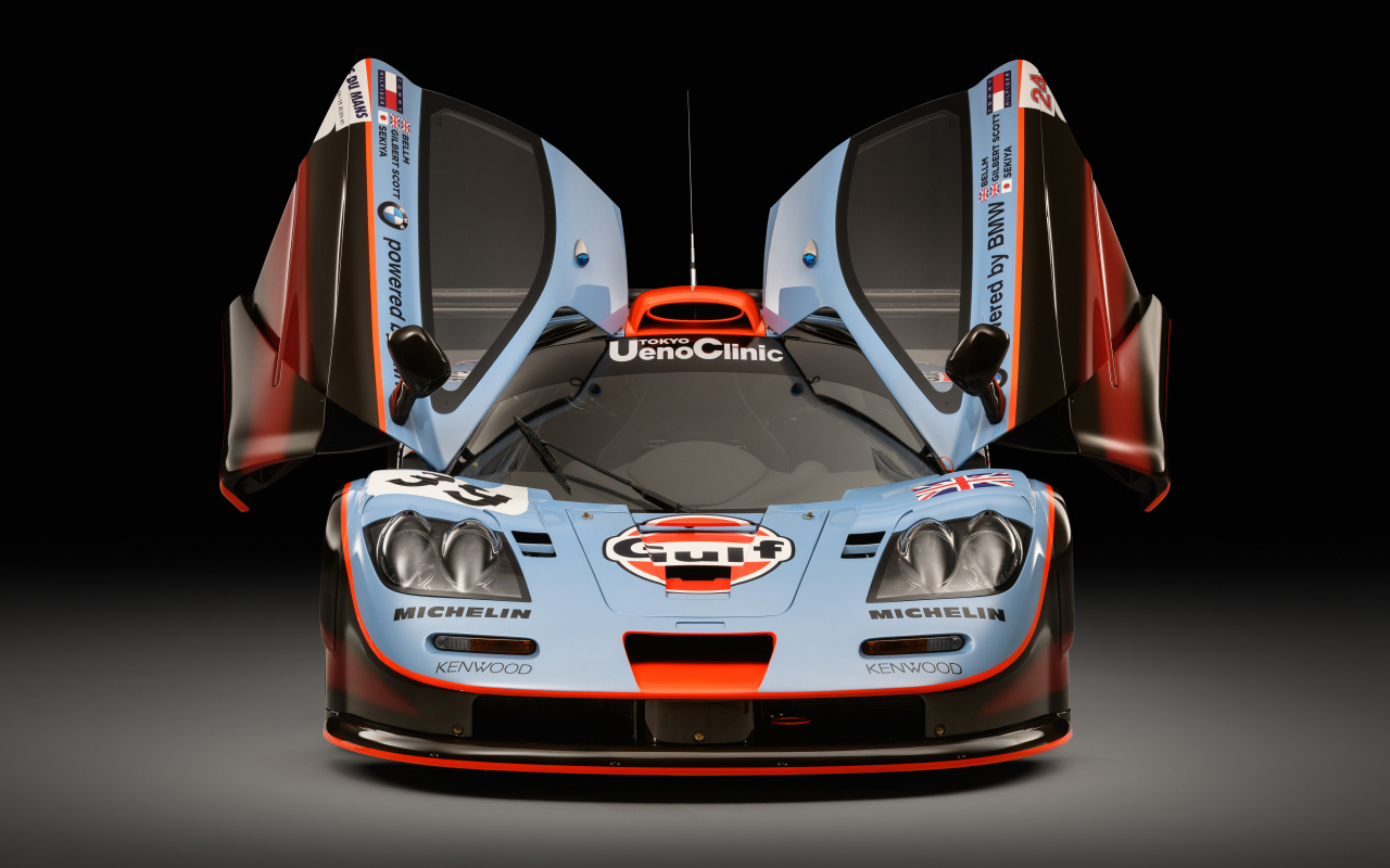 Спортивный автомобиль McLaren F1 GTR 25R 2018 года с открытыми дверями