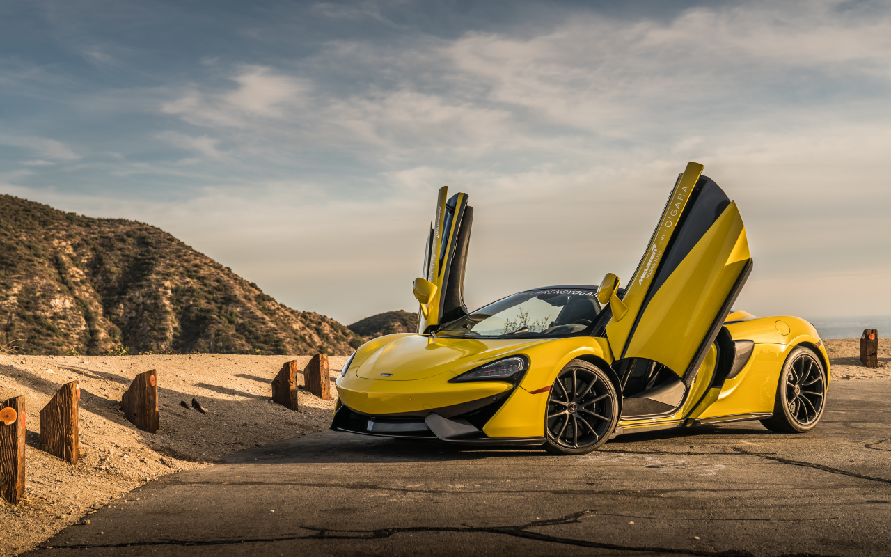 Желтый спортивный автомобиль McLaren 570S, beach, 2019 года с открытыми дверями
