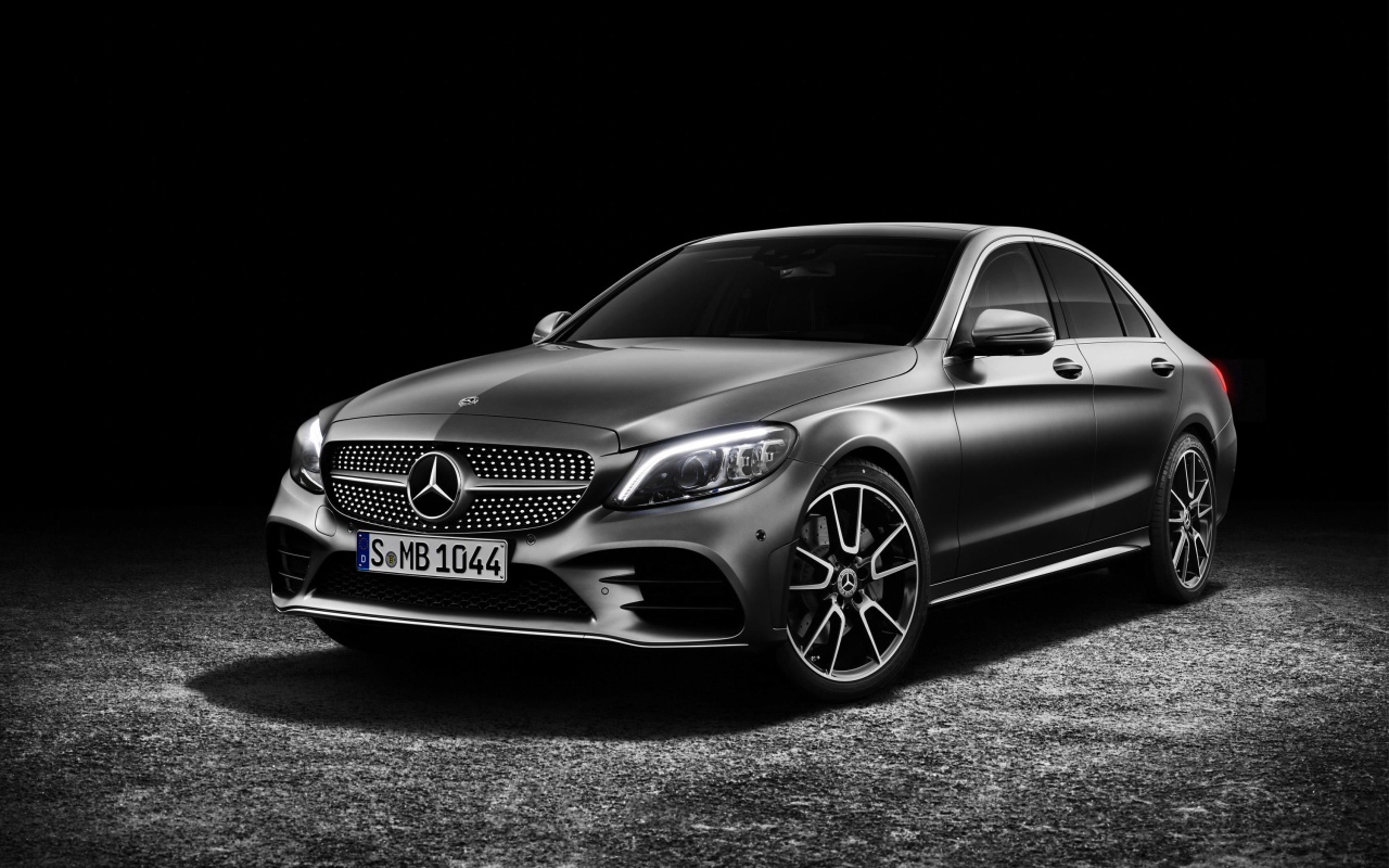 Серебристый автомобиль Mercedes-Benz C-Class 2019 года