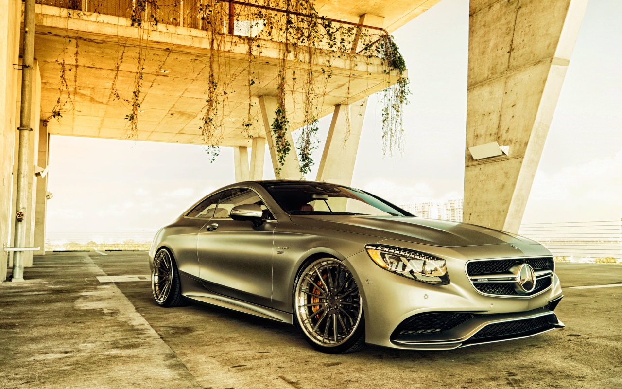 Серебристый автомобиль Mercedes-Benz S-Class