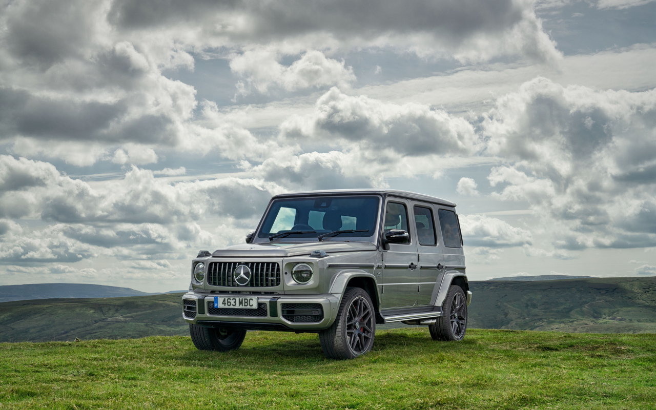 Серебристый автомобиль внедорожник Mercedes-AMG G 63, 2018