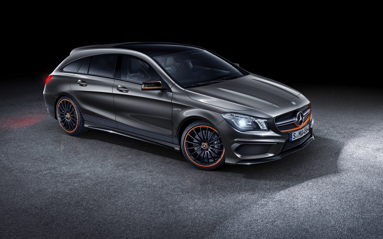 Серебристый стильный автомобиль Mercedes CLA Shooting Brake