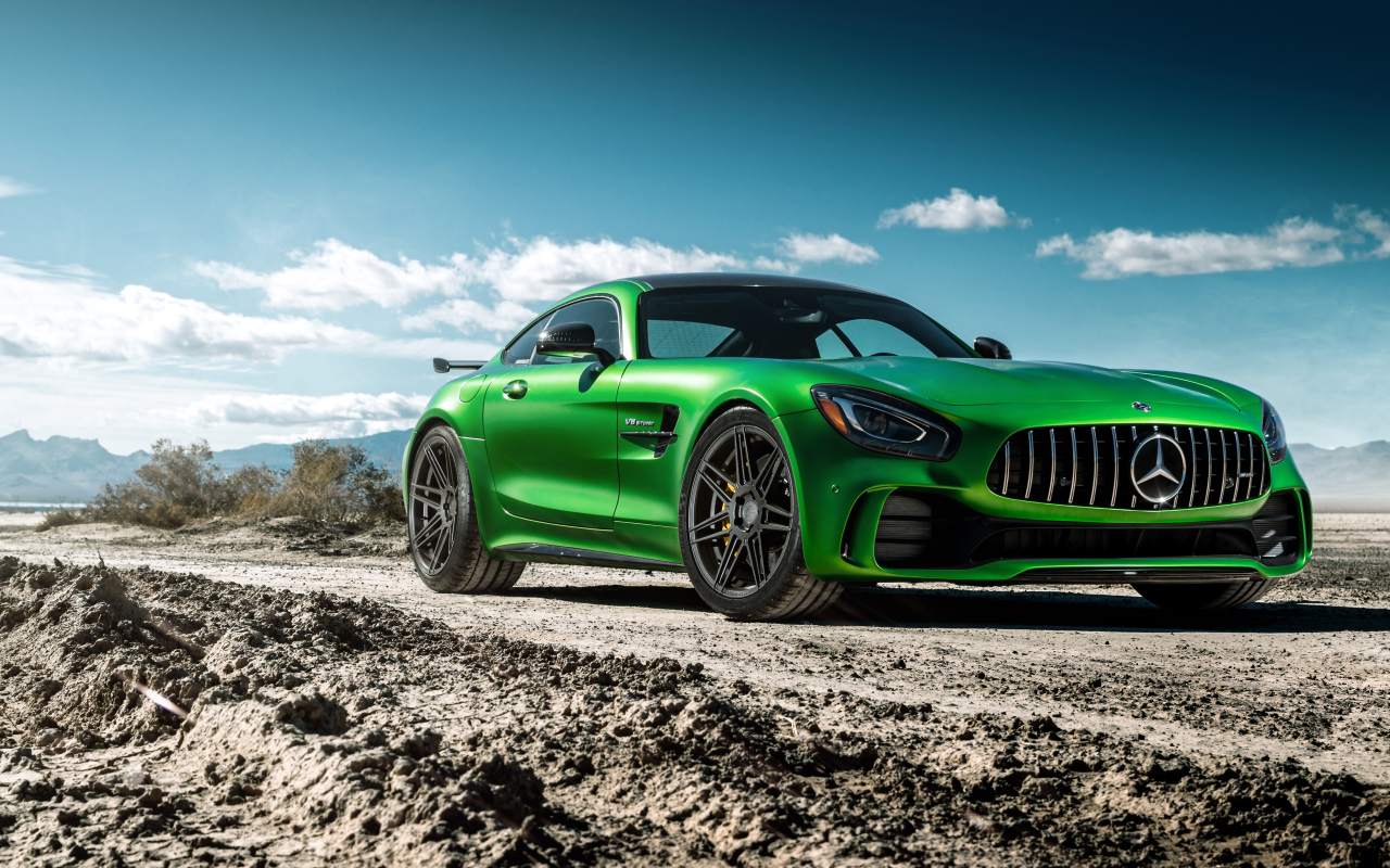 Спортивный автомобиль Ferrada Sema Green Mercedes GTR на дороге