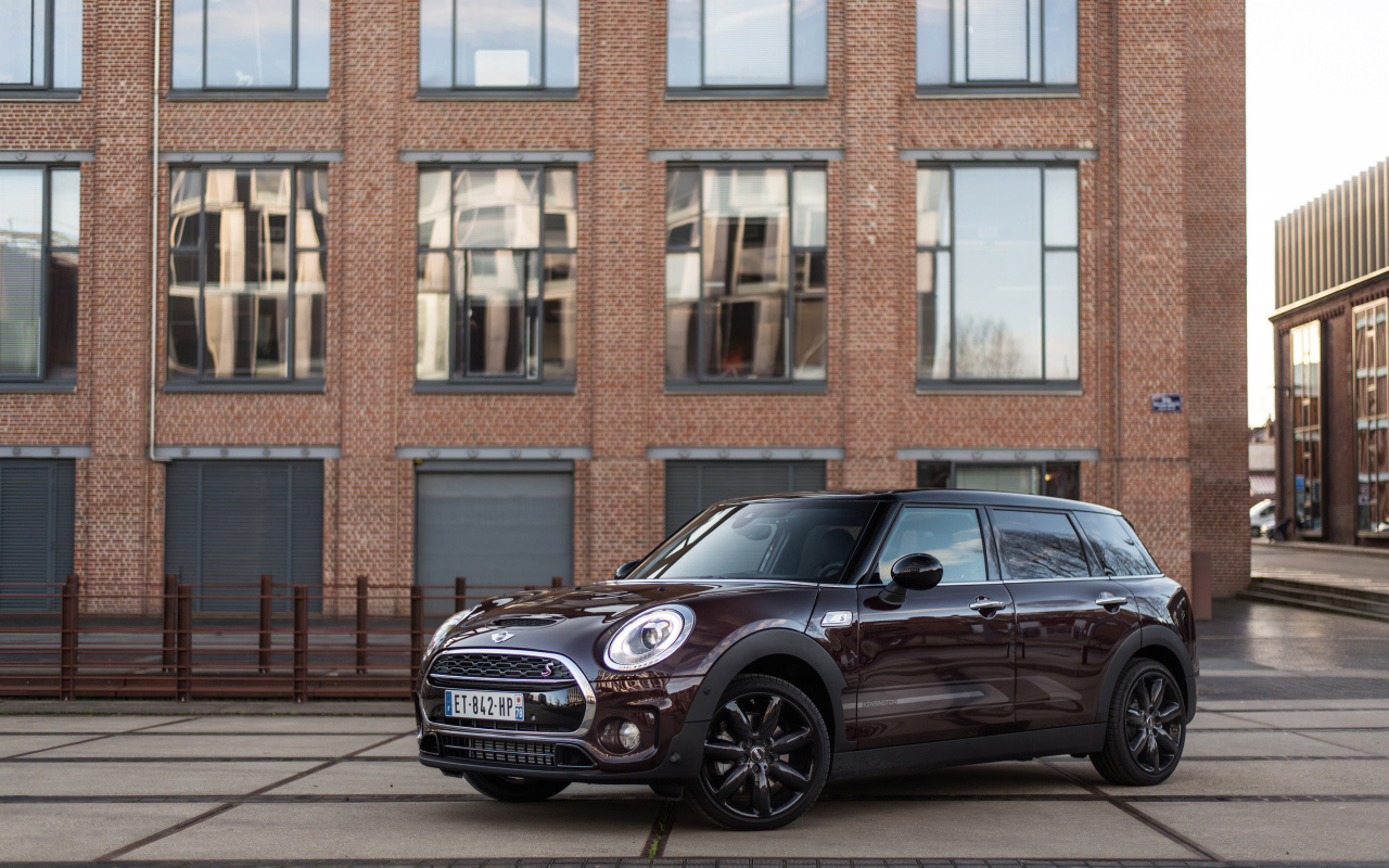 Бордовый компактный автомобиль MINI Cooper S, 2018