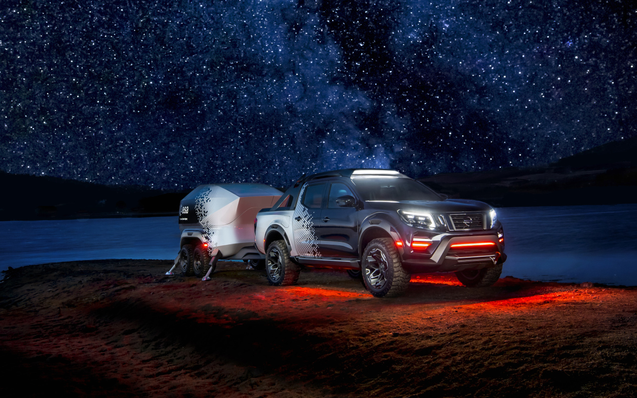 Автомобиль Nissan Navara 2018 года под звездным небом 