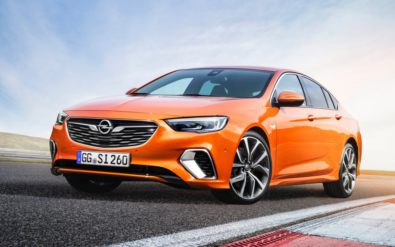Оранжевый автомобиль Opel Insignia GSi, 2018 на дороге