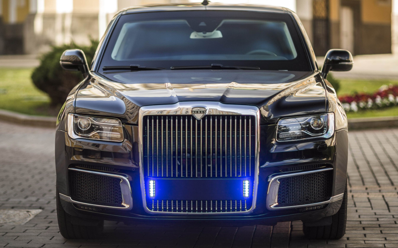 Черный стильный автомобиль Aurus Sena 2018 года вид спереди