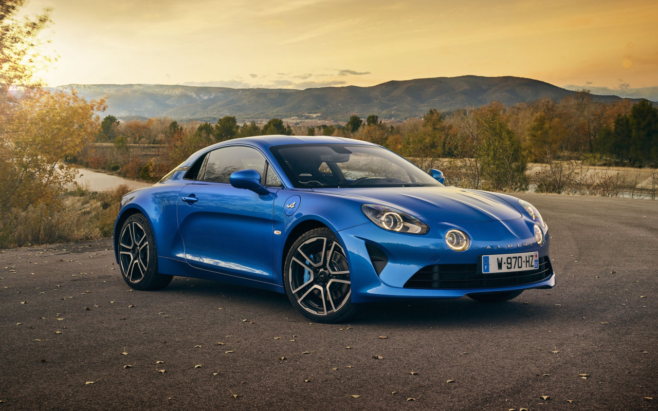 Синий автомобиль Alpine A110 Premiere Edition, на фоне горизонта