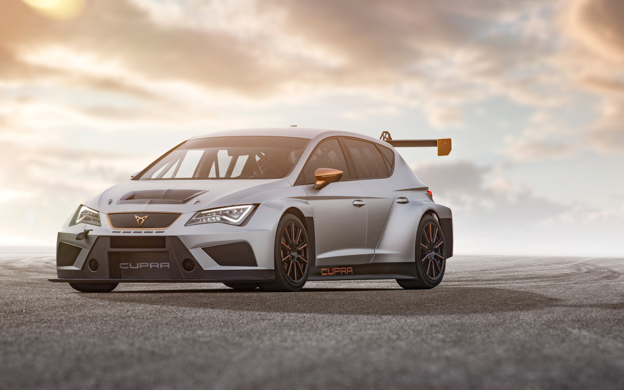 Серебристый автомобиль Cupra TCR 2018