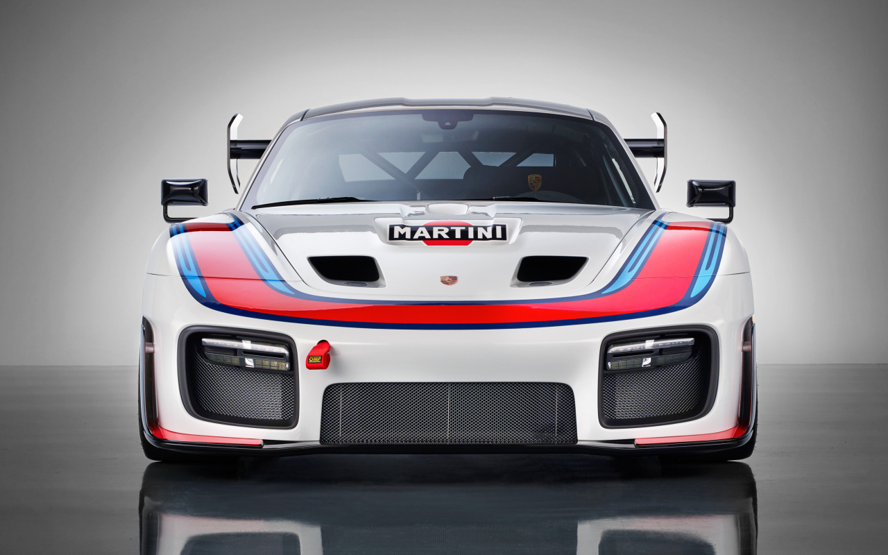 Спортивный автомобиль Porsche 935 2019 года вид спереди