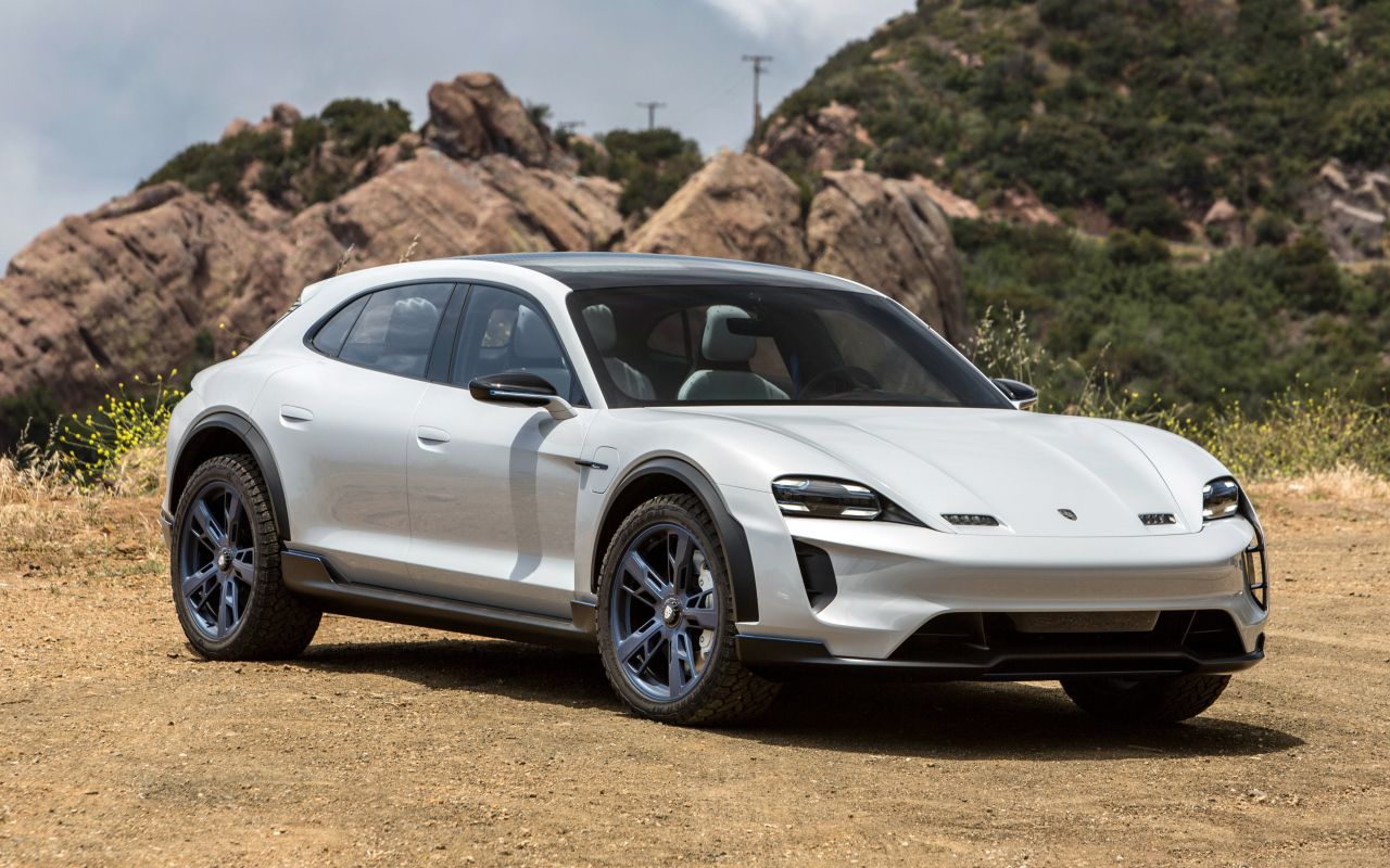 Белый автомобиль Porsche Mission E Cross Turismo 2018