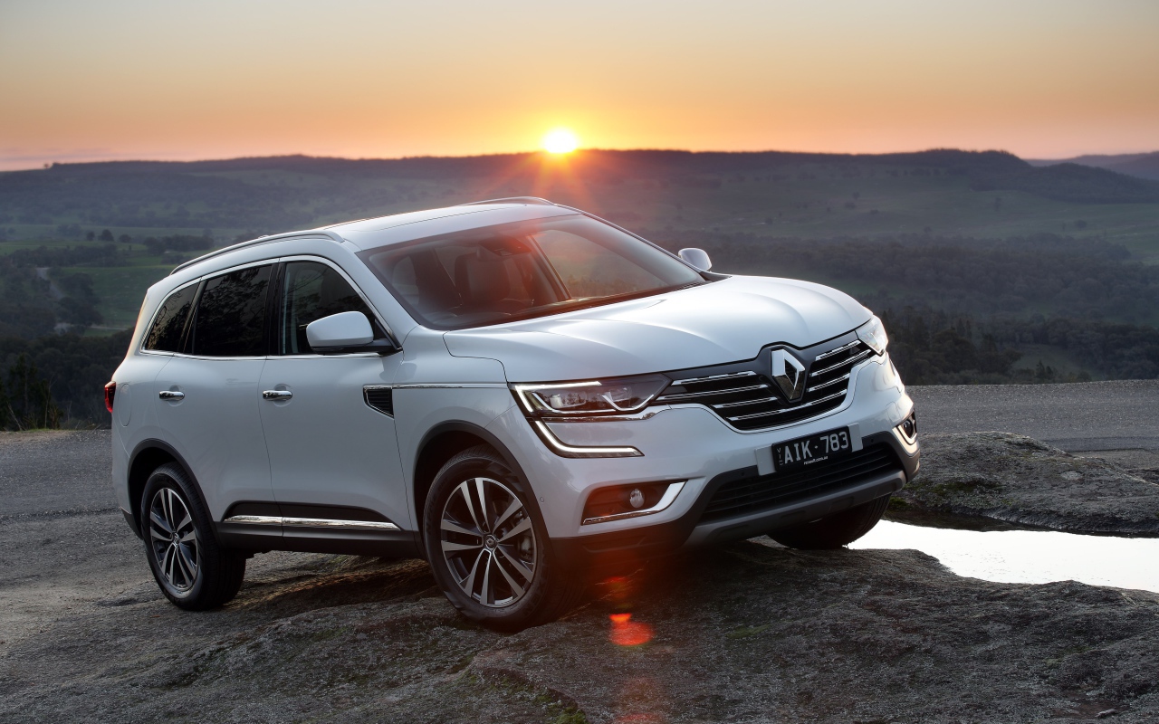 Белый внедорожник Renault Koleos, 2017 на фоне заката