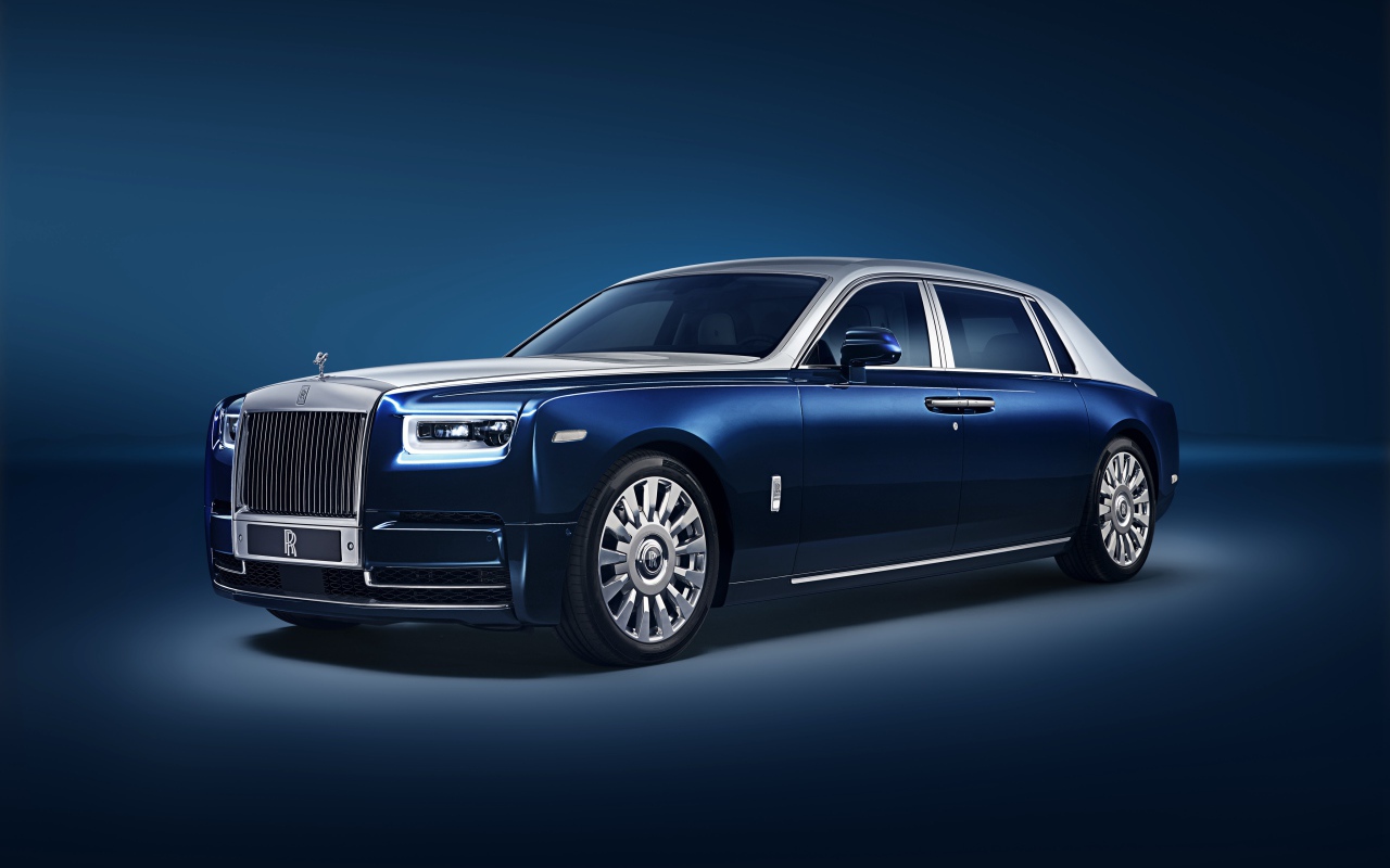 Синий автомобиль Rolls-Royce Phantom EWB 2018