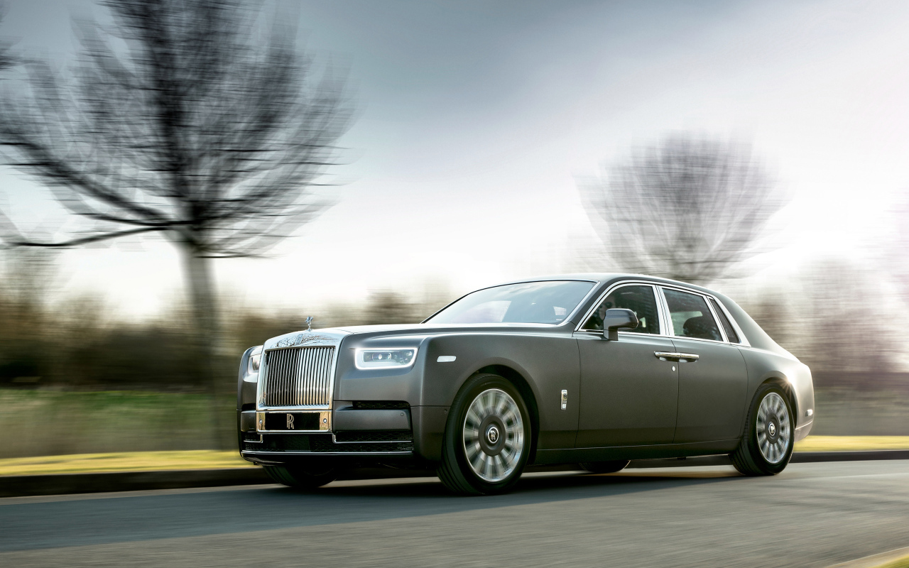 Дорогой автомобиль Rolls Royce Phantom, 2018 на скорости 