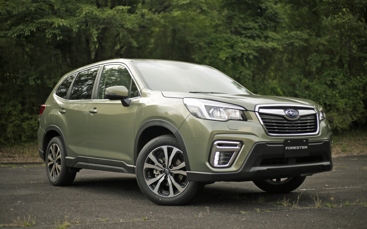 Внедорожник Subaru Forester, 2019 года в лесу