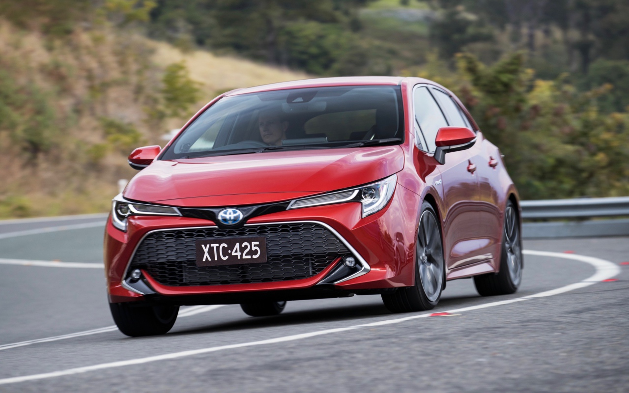 Красный автомобиль Toyota Corolla 2019 года на трассе