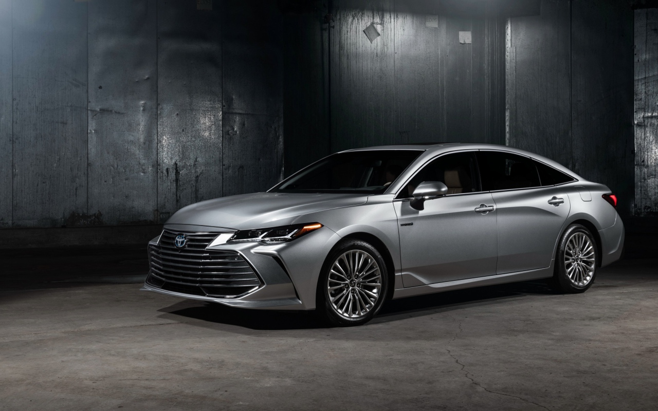 Серебристый новый автомобиль Toyota Avalon Hybrid, 2019