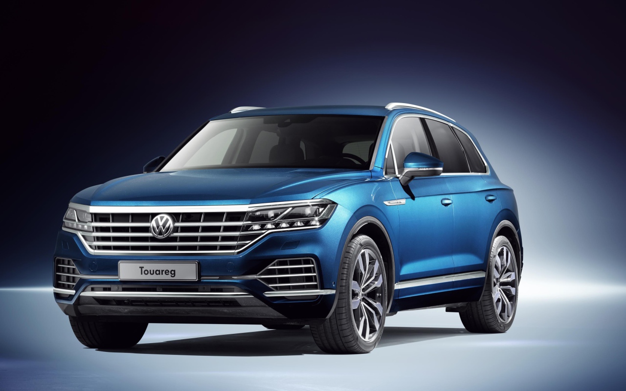 Синий автомобиль Volkswagen Touareg 2019 года