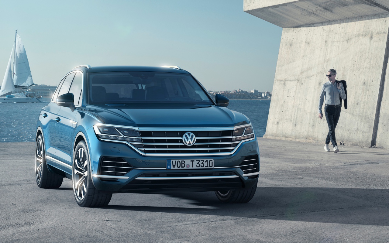 Стильный немецкий автомобиль Volkswagen Touareg 2018