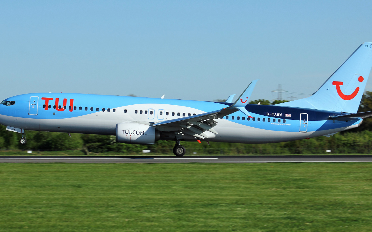 Пассажирский самолет Boeing 737-8K5 готовится к взлету