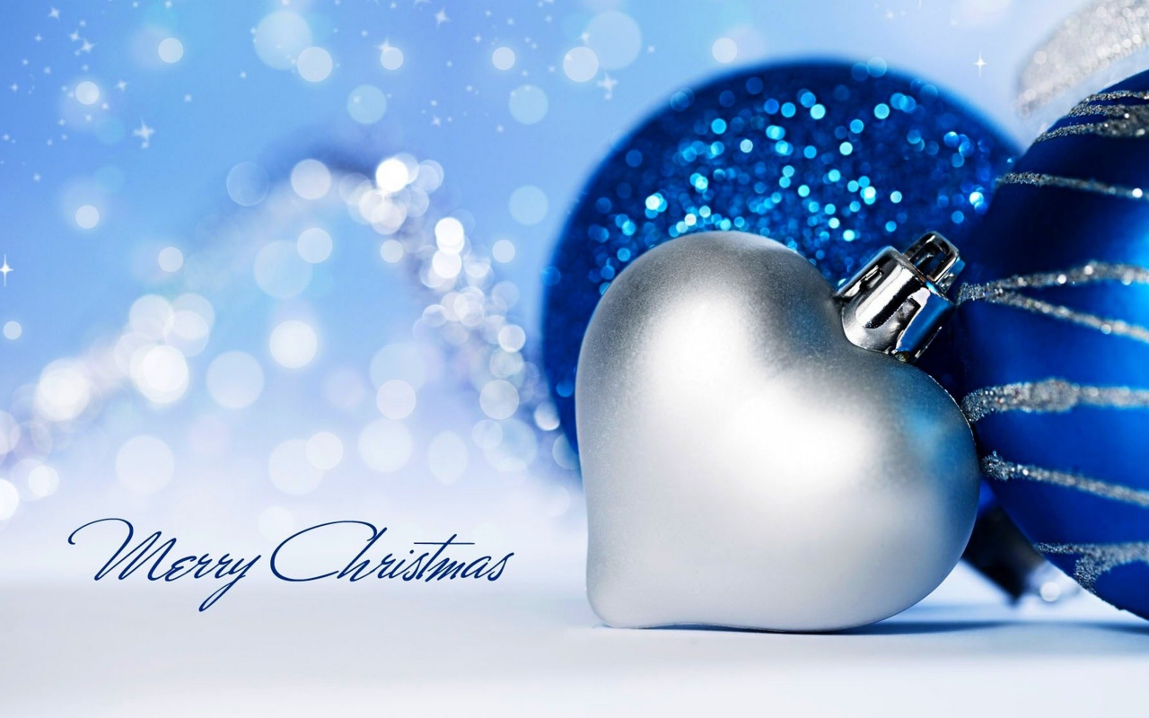 Голубая и серебряная елочные игрушки на Рождество 2019