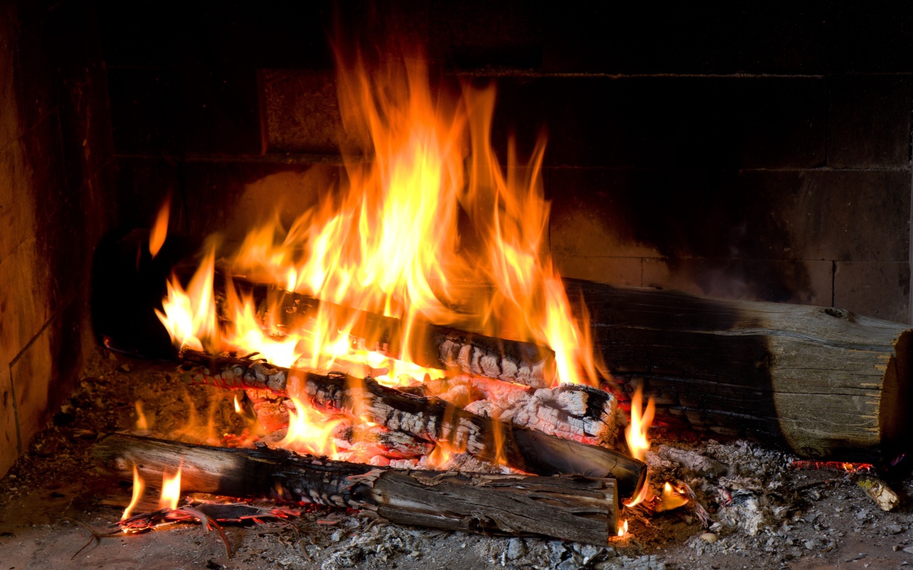 Дрова горят ярким пламенем в камине