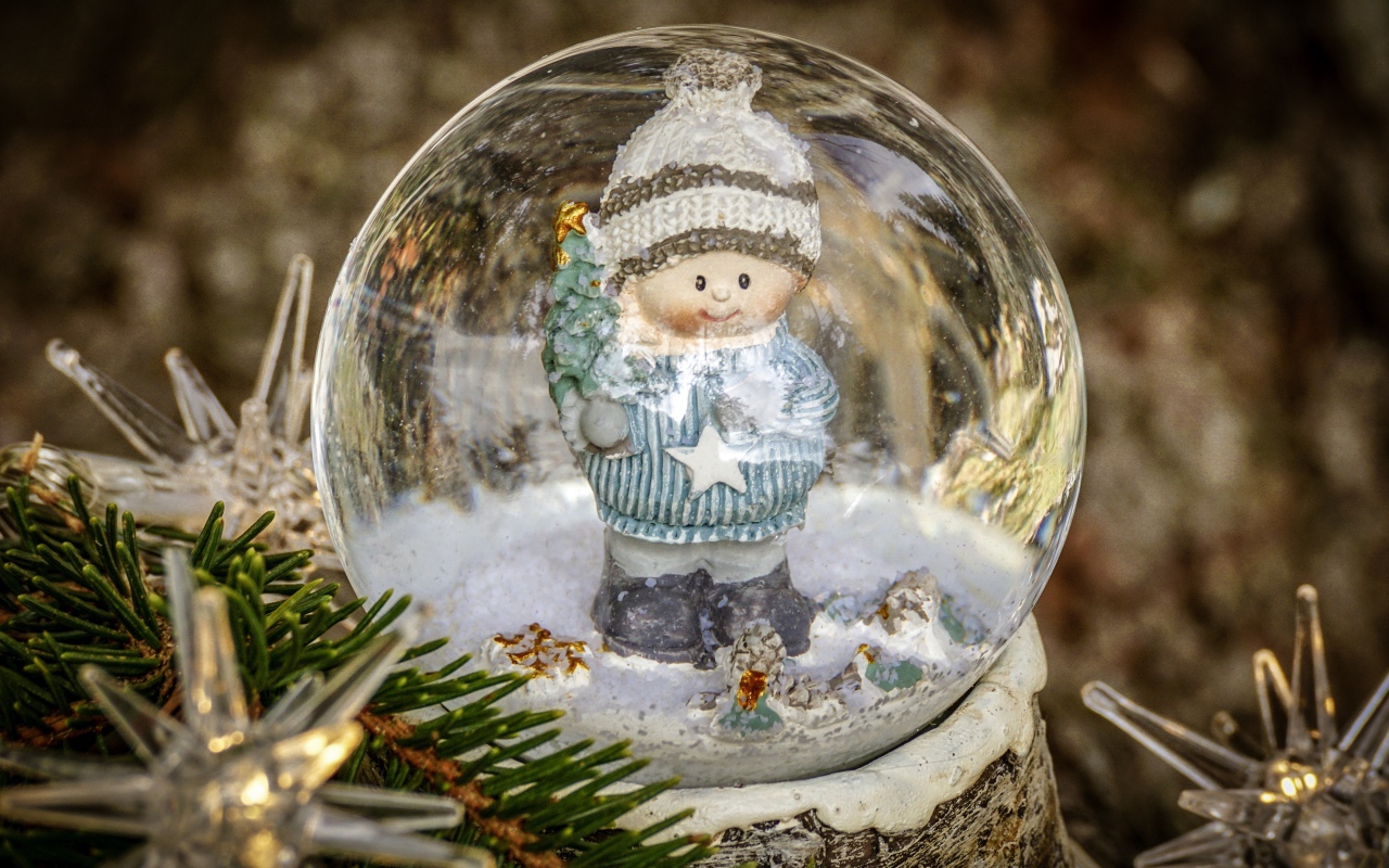 Снежный стеклянный шар с фигуркой внутри 